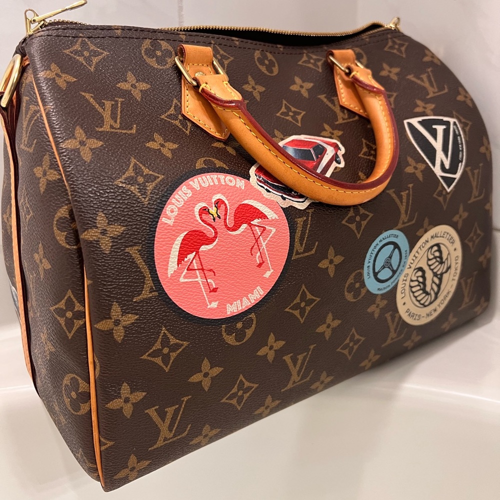 LOUIS VUITTON
Monogram World Tour Speedy Bandouliere 30